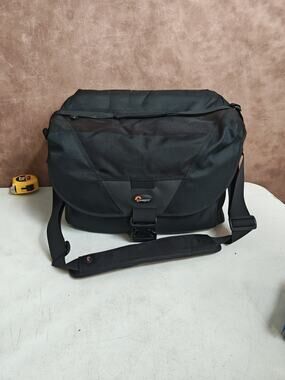 Lowepro Stealth Reporter D650AW large camera carry shoulder bag, nice & clean